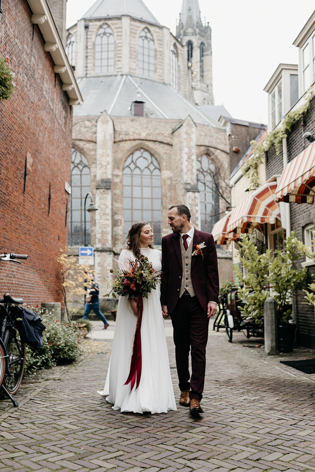 Bruidspaar lopend door de straten van Delft.