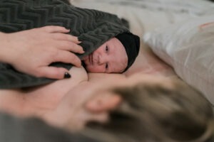 Baby ligt op de borst bij zijn mama