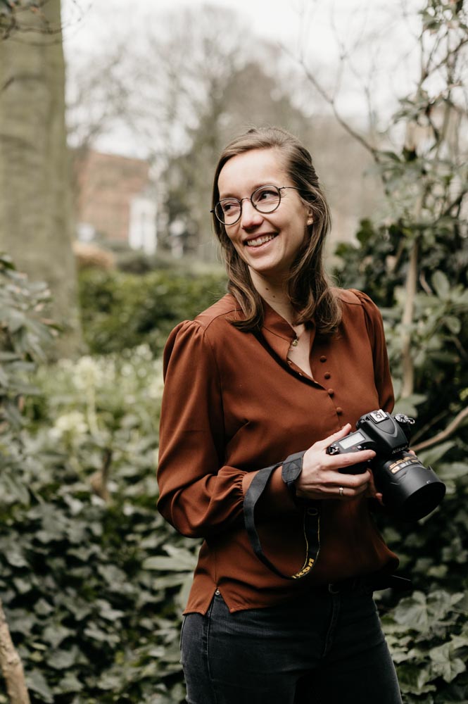 vrouw met een camera in haar hand