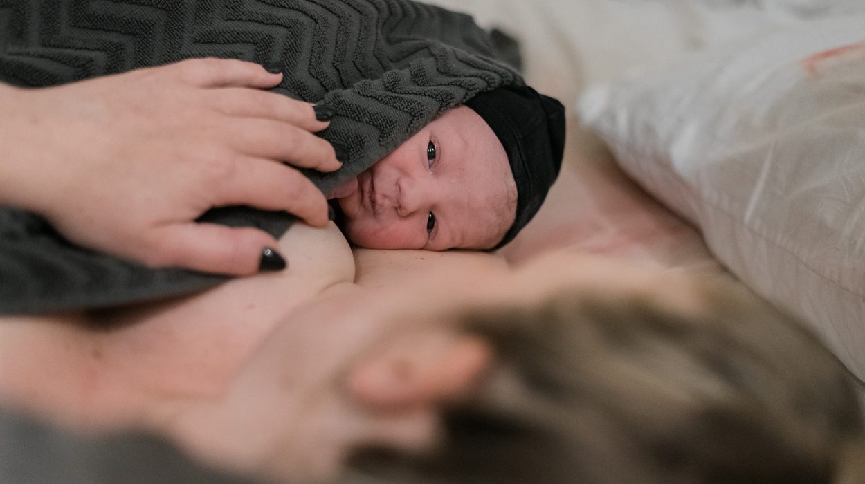 Baby ligt op de borst bij zijn mama