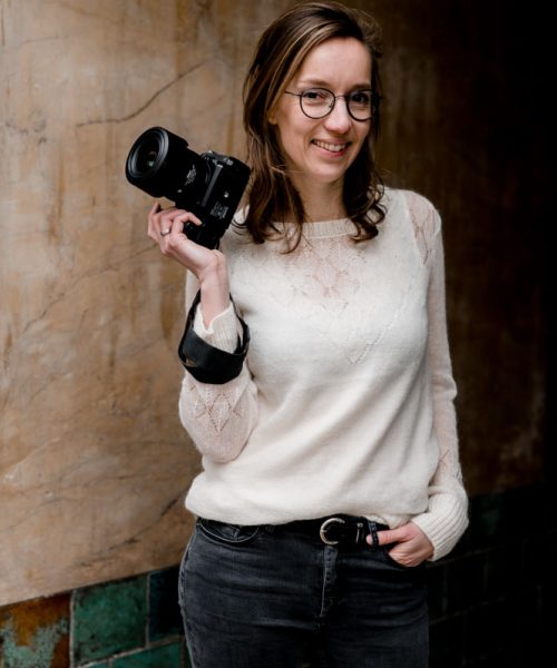 vrouw met camera in haar hand
