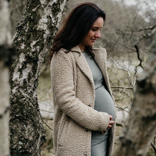 zwangere vrouw in het bos 34 weken zwanger