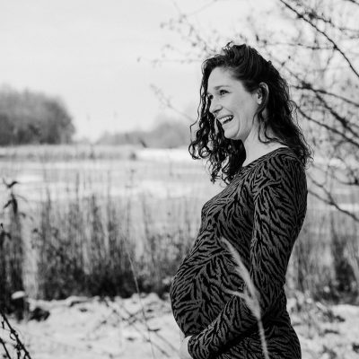 vrouw 36 weken zwanger in de sneeuw