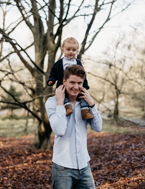 grote jongen op de nek bij zijn papa
